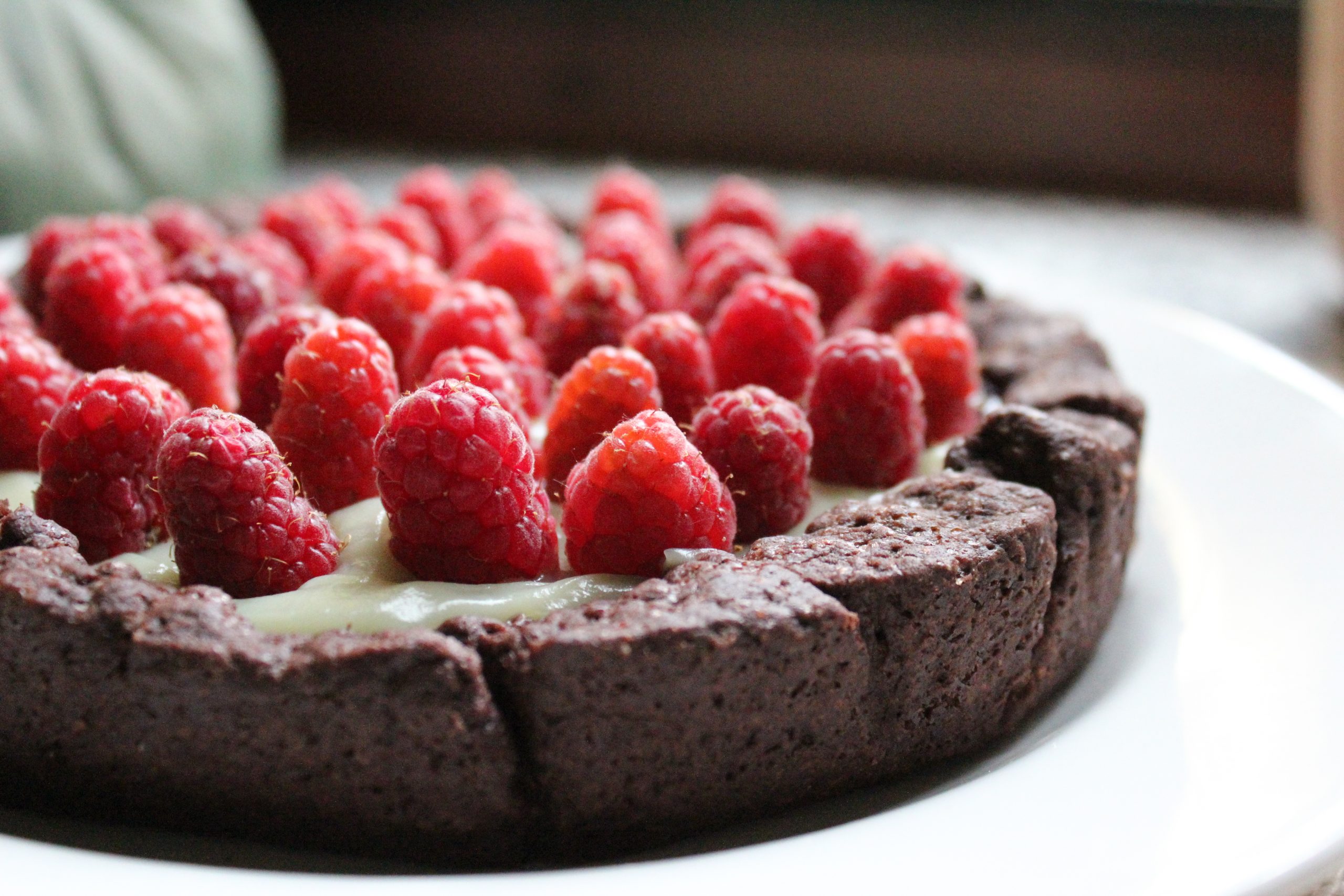 Crostata al Cacao con Crema al Pistacchio e Lamponi | Ricetta Vegana